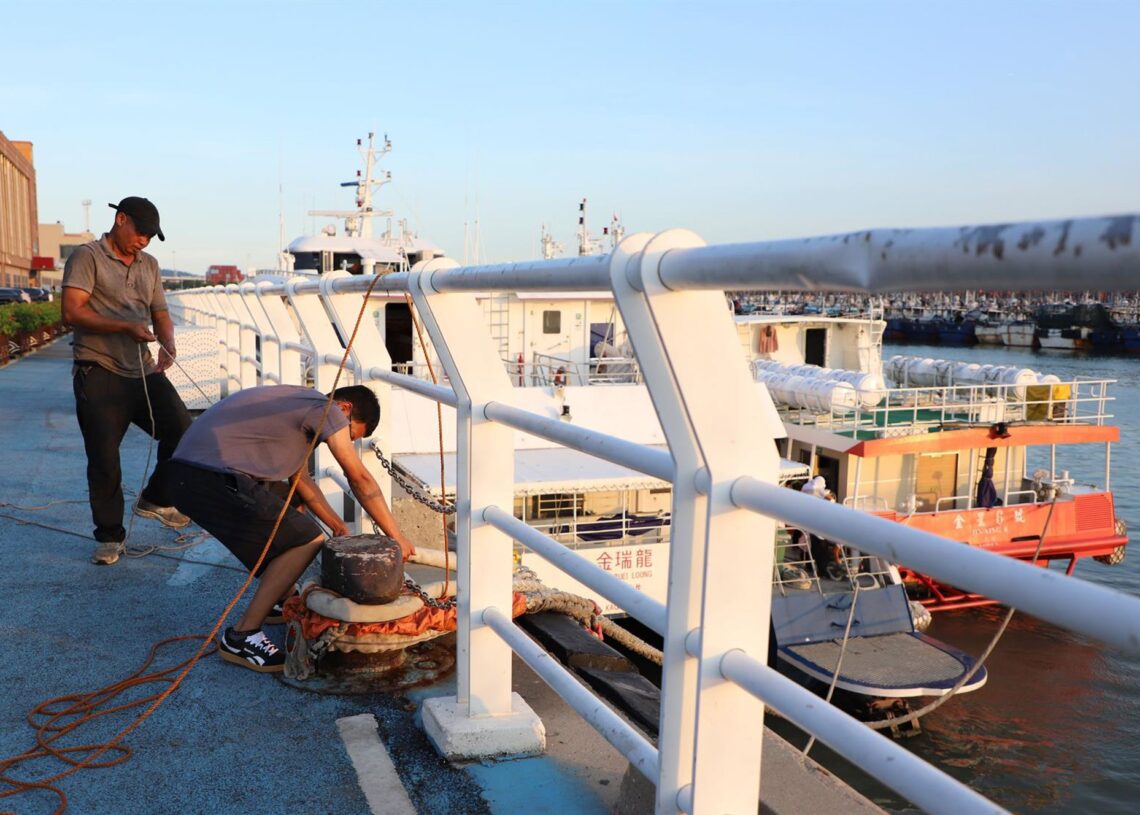 Varios marineros aseguran sus barcos en el puerto de Xiamen, en la provincia china de Fujian, ante la llegada del tifón 'Podul'Europa Press/Contacto/Zeng Demeng