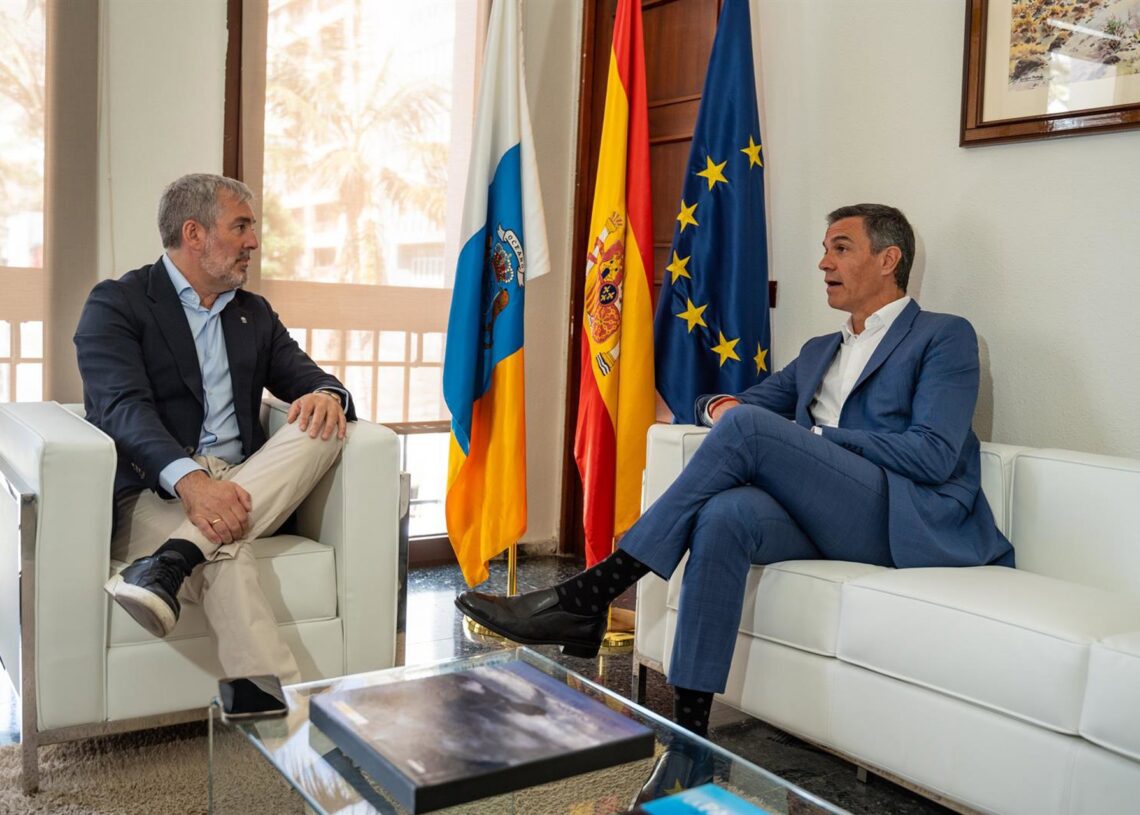 Archivo - El presidente del Gobierno, Pedro Sánchez (d), y el presidente de Canarias, Fernando Clavijo (i), se reúnen para abordar la crisis migratoria del archipiélago, en la Dirección Insular de la Administración General del Estado en Santa Cruz de la PEuropa Press Canarias - Europa Press - Archivo