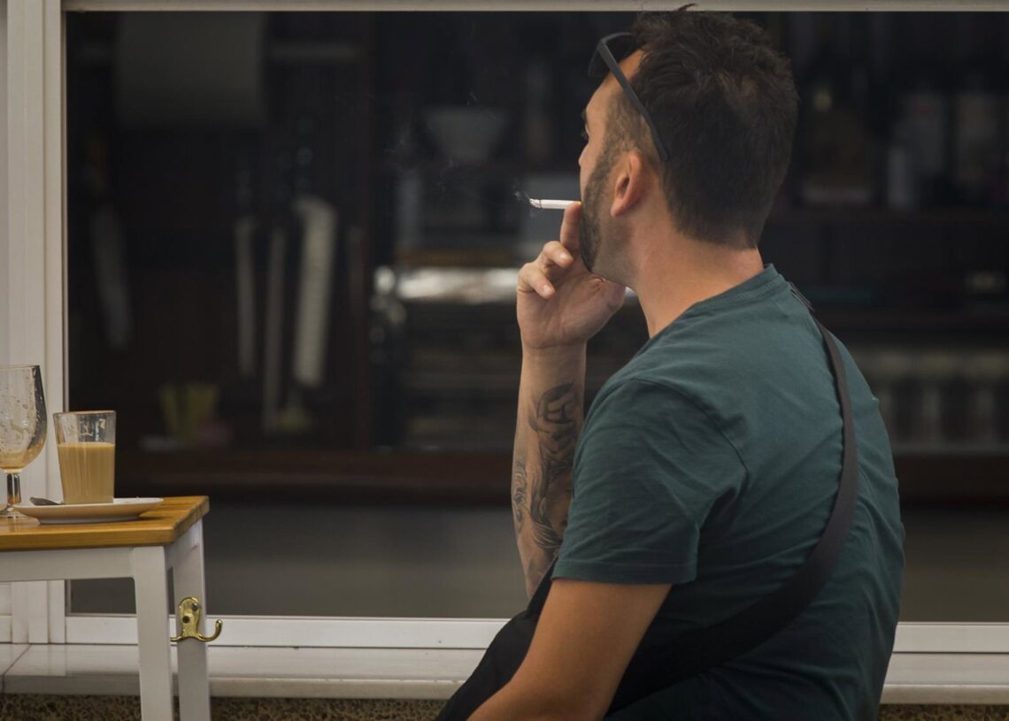 Archivo - Una persona fuma en una terraza.María José López - Europa Press - Archivo