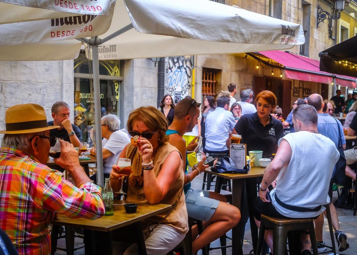 Varias personas en una terraza de un bar en Santander, a 10 de agosto de 2025, en Santander, Cantabria (España).Nacho Cubero - Europa Press