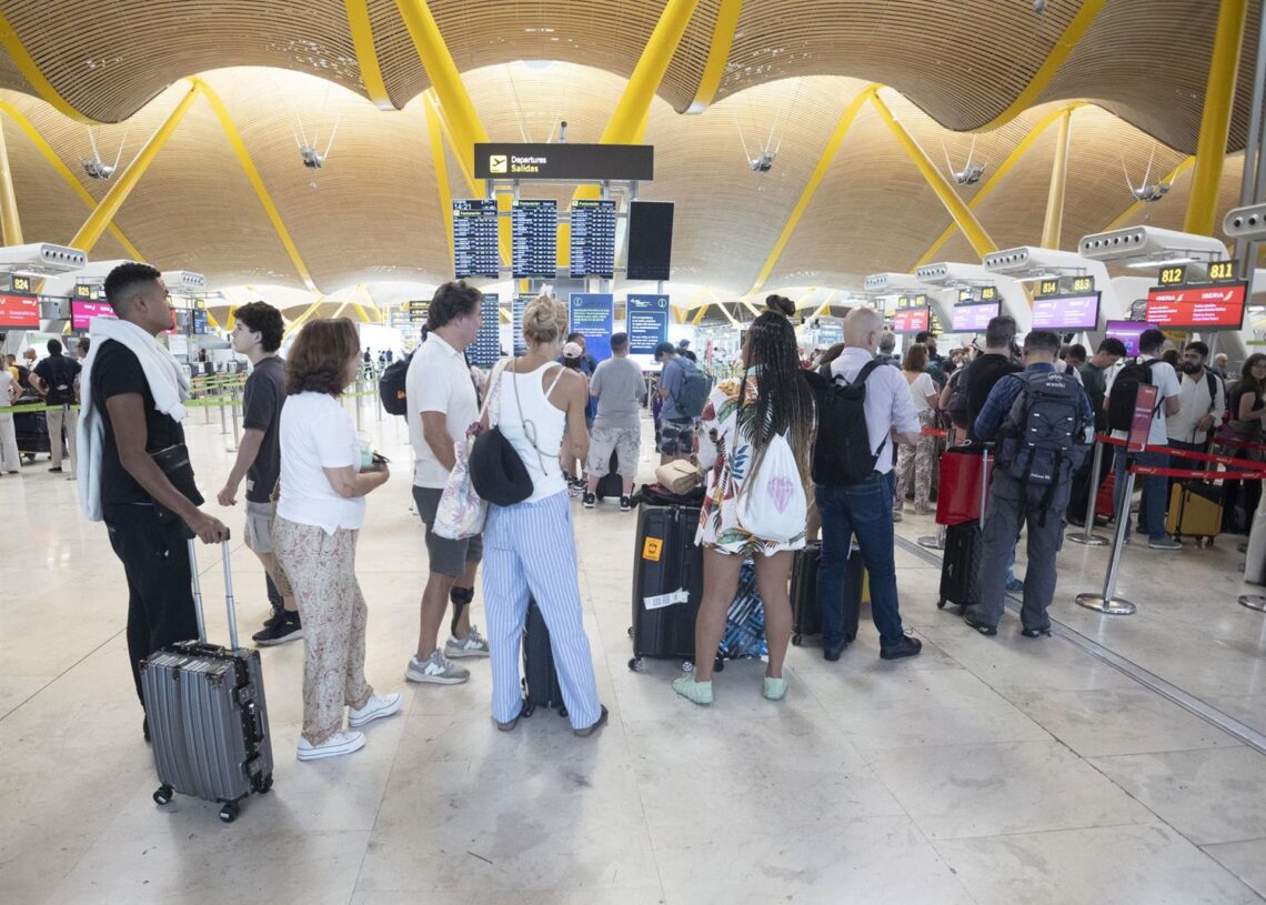 Varias personas con maletas, en el Aeropuerto Adolfo Suárez Madrid-Barajas, a 1 de agosto de 2025, en Madrid (España).Eduardo Parra - Europa Press