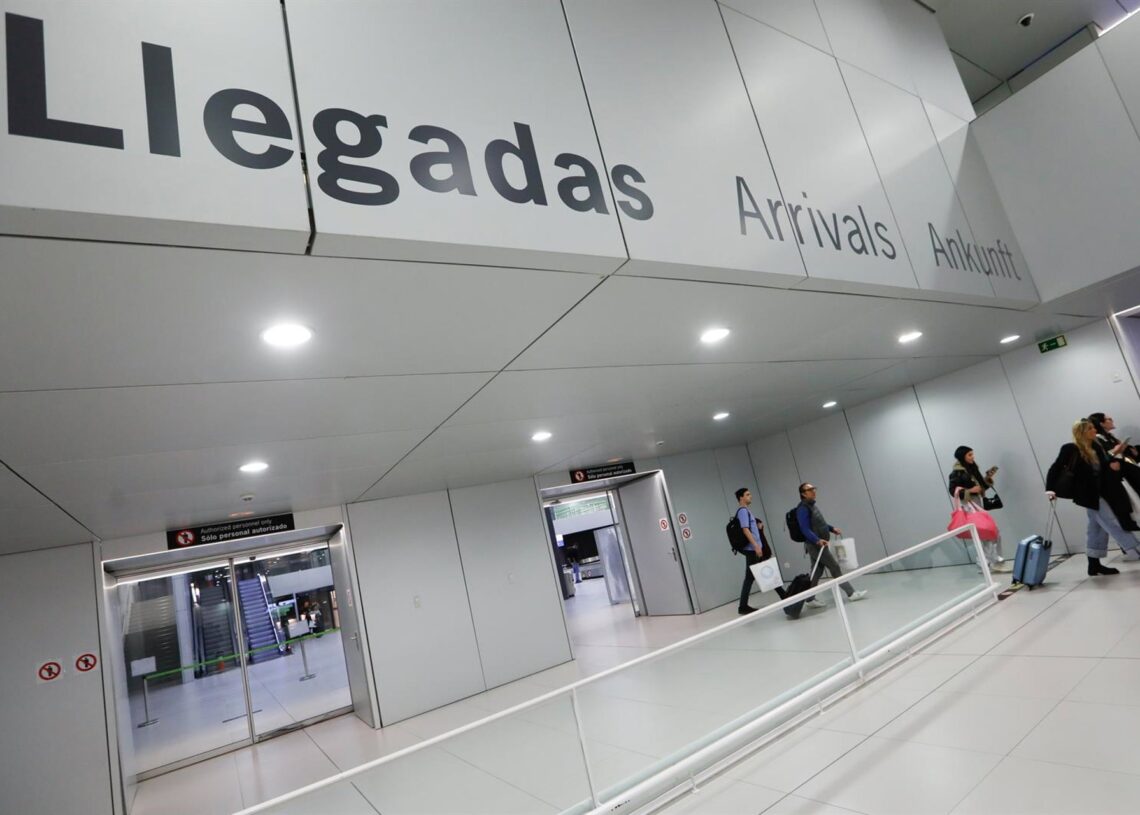 Archivo - Varios pasajeros llegan en el vuelo inaugural de la conexión Madrid-Región de Murcia, a 1 de diciembre de 2023, en Murcia, Región de Murcia (España).Edu Botella - Europa Press - Archivo