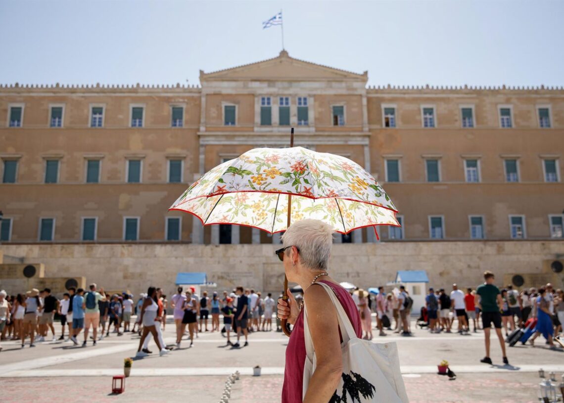 Una mujer pasea ante la sede del Parlamento de Grecia en AtenasSocrates Baltagiannis/dpa