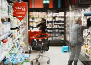 Archivo - Gente comprando en supermercadoH.Bilbao - Europa Press - Archivo