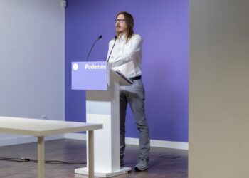El secretario de Organización y portavoz de Podemos, Pablo Fernández, durante una rueda de prensa, en la sede de Podemos, a 29 de julio de 2025, en Madrid (España).Alberto Ortega - Europa Press