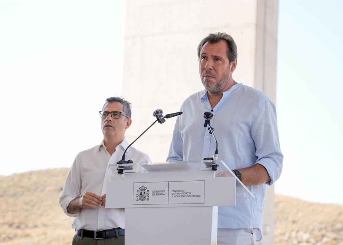 El ministro de Transportes, Óscar Puente, este miércoles en Almería durante una comparecencia informativa, y de fondo, el ministro de la Presidencia, Félix Bolaños.MARIAN LEON - EUROPA PRESS