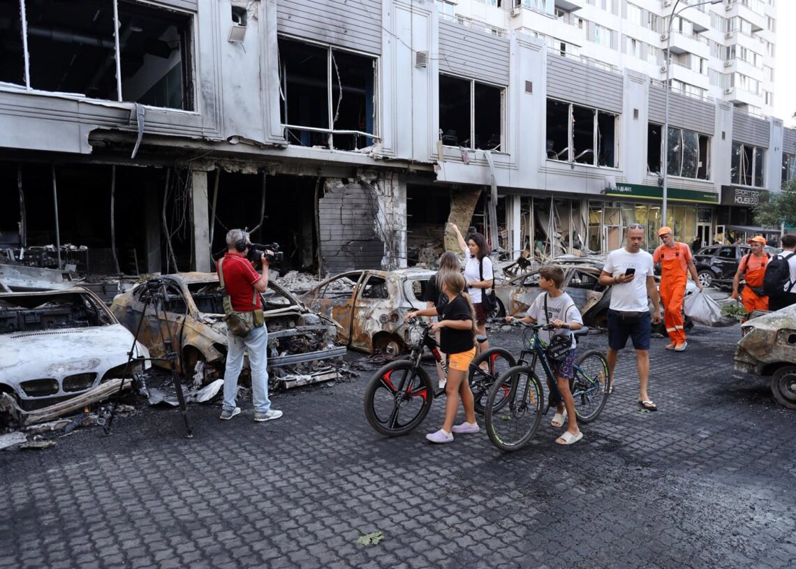 Un grupo de personas observa en Ucrania los daños por un ataque con dronesEuropa Press/Contacto/Viacheslav Onyshchenko