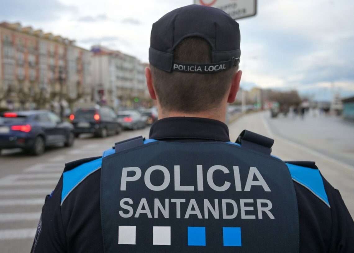 Archivo - Agente de la Policía Local de SantanderNACHO CUBERO - EUROPA PRESS - Archivo