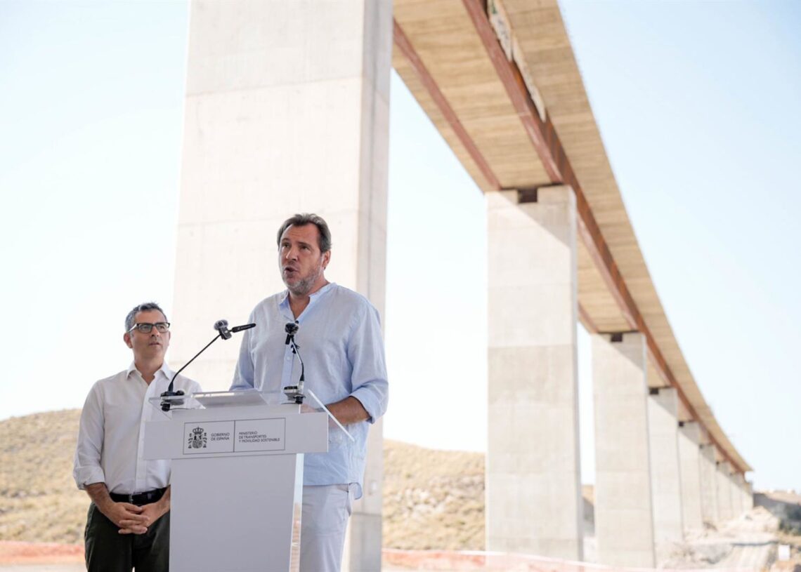 El ministro de Transportes, Óscar Puente, este miércoles durante su comparecencia informativa en Almería, y a su espalda, el ministro de la Presidencia, Félix Bolaños. Marian León - Europa Press
