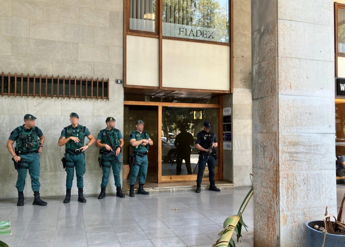 Agentes de la Guardia Civil y la Policía Nacional desplegados frente a un edificio en Palma en el marco de una operación contra el blanqueo de capitales.EUROPA PRESS
