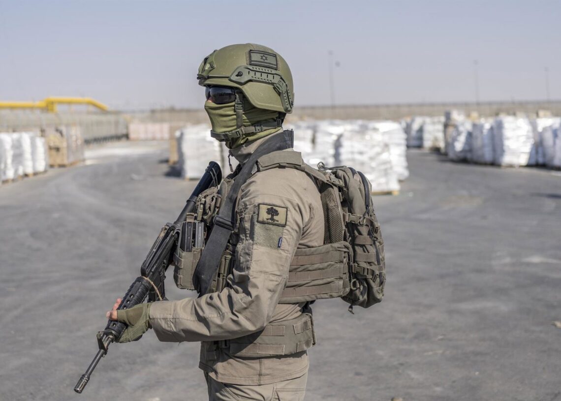 Un militar israelí en el cruce de Kerem ShalomIlia Yefimovich/dpa