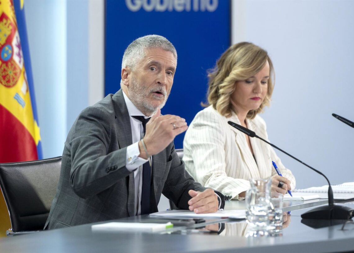 Archivo - El ministro de Interior, Fernando Grande-Marlaska y la ministra Portavoz, Pilar Alegría, durante una rueda de prensa posterior a la reunión del Consejo de Ministros, en el Palacio de La Moncloa, a 8 de julio de 2025, en Madrid (España). El ConseAlberto Ortega - Europa Press - Archivo