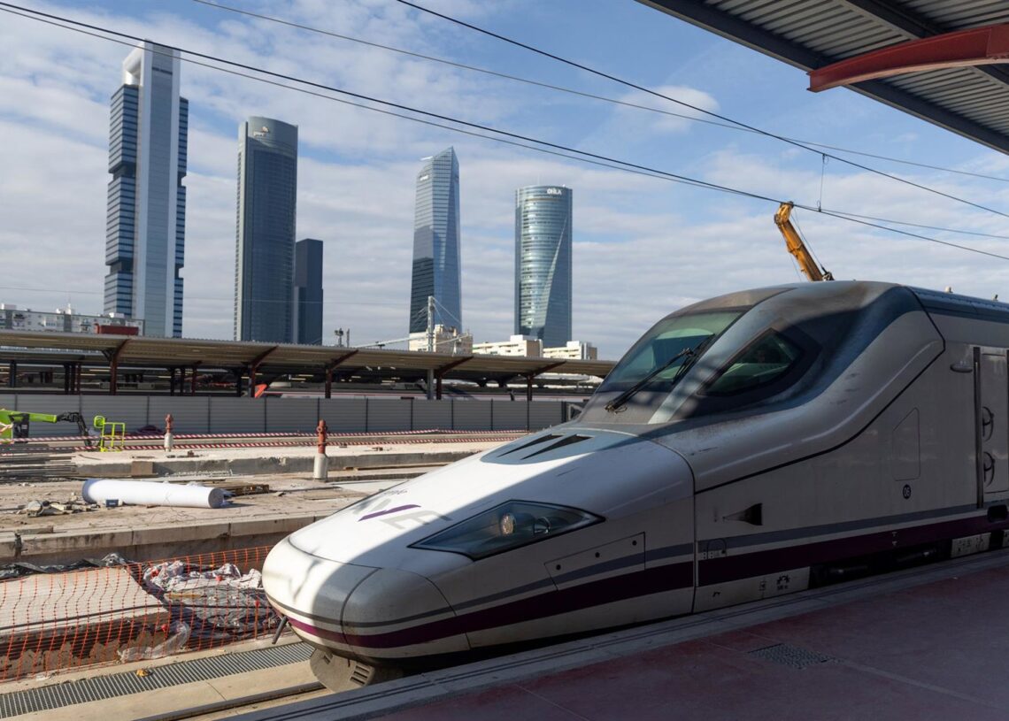 Archivo - Un tren de Renfe en la estación de Chamartín-Clara Campoamor, a 2 de enero de 2025, en Madrid (España). Renfe ha informado en la mañana de hoy que a las 4:40 horas se ha subsanado la avería informática que afectaba a los trenes Talgo Avril desdeEduardo Parra - Europa Press - Archivo