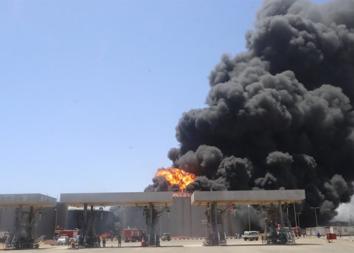 Archivo - Cola de humo tras un ataque con drones de las RSF sobre Puerto de Sudán, en el este del país  Europa Press/Contacto/Sudanese Ministry of Energy