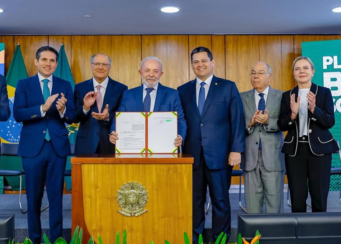 En el centro, el presidente brasileño, Luiz Inácio Lula da Silva, rodeado de algunos de sus ministrosPRESIDENTE DE BRASIL, LULA DA SILVA, EN X
