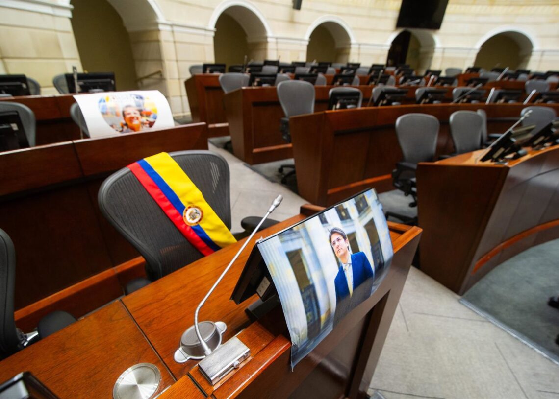 Imágenes de Miguel Uribe reposan en su asiento dentro del Senado de ColombiaEuropa Press/Contacto/Sebastian Barros