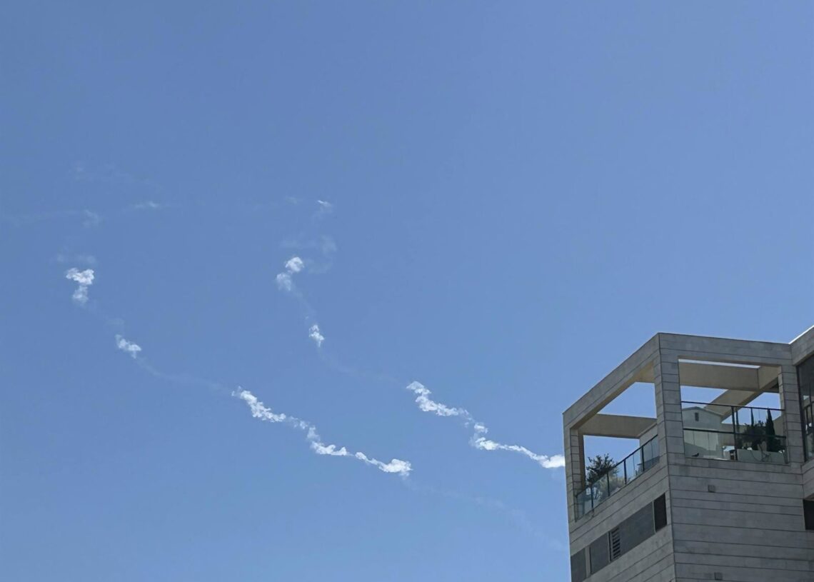 Archivo - Rastros de humo dejados por los interceptores de defensa aérea en el cielo de la ciudad de Modiin, en el centro de IsraelEuropa Press/Contacto/Gil Cohen Magen - Archivo