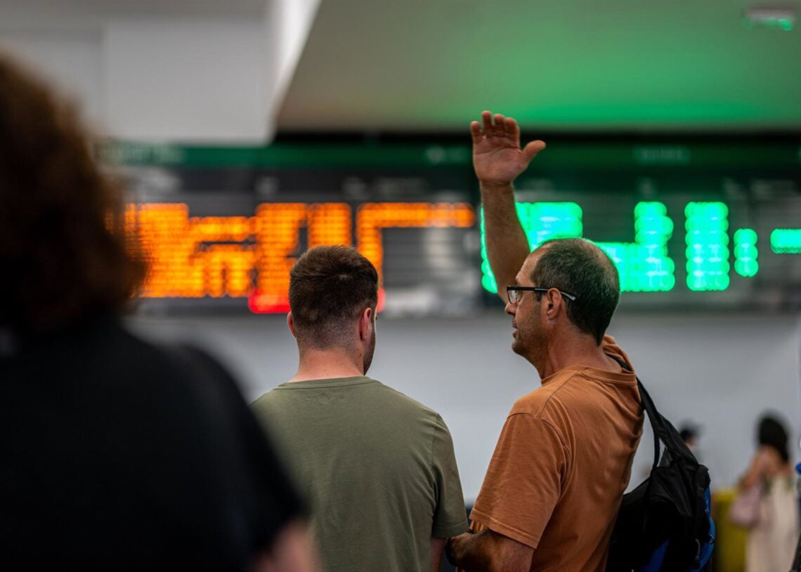 Varias personas esperando, en la Estación de Chamartín Clara Campoamor, a 12 de agosto de 2025, en Madrid (España).Gabriel Luengas - Europa Press