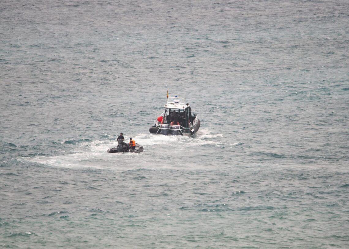 Dos embarcaciones de la guardia civil interceptan a varios migrantes, a 26 de julio de 2025, en Ceuta (España). Antonio Sempere - Europa Press