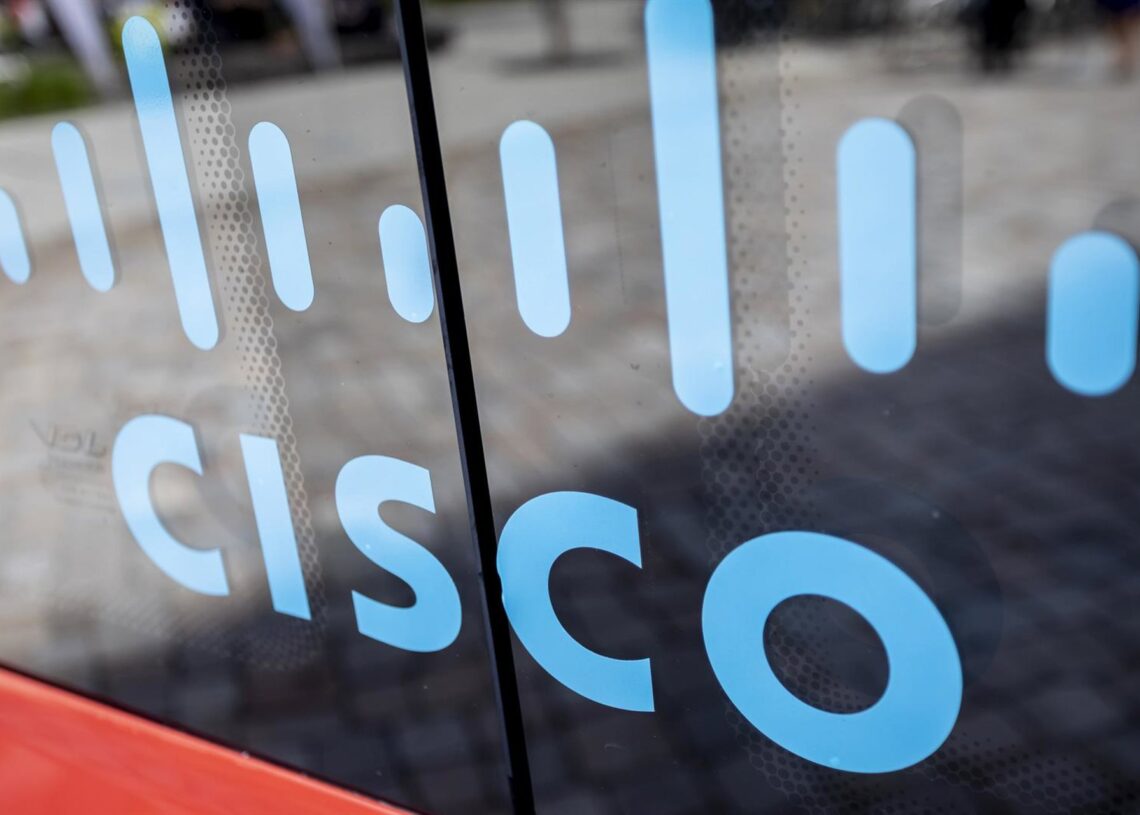 Archivo - FILED - 26 April 2019, Berlin: The logo of the telecommunications company Cisco Systems can be seen on a bus at a press event for the mobile medical practice "Medibus" of Deutsche Bahn (DB).  US-based technology conglomerate Cisco Systems Inc reChristoph Soeder/dpa - Archivo