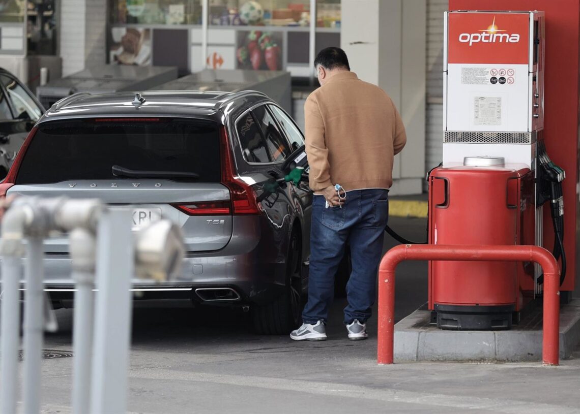 Archivo - Una persona reposta combustible, en un coche, en una gasolineraEduardo Parra - Europa Press - Archivo