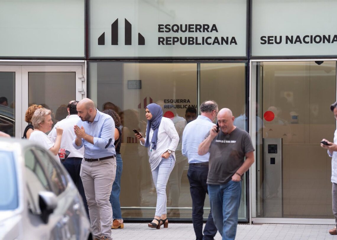 Archivo - Varios miembros de ERC durante un descanso de la reunión, en la sede de ERC, a 20 de julio de 2024, en Barcelona.David Zorrakino - Europa Press - Archivo