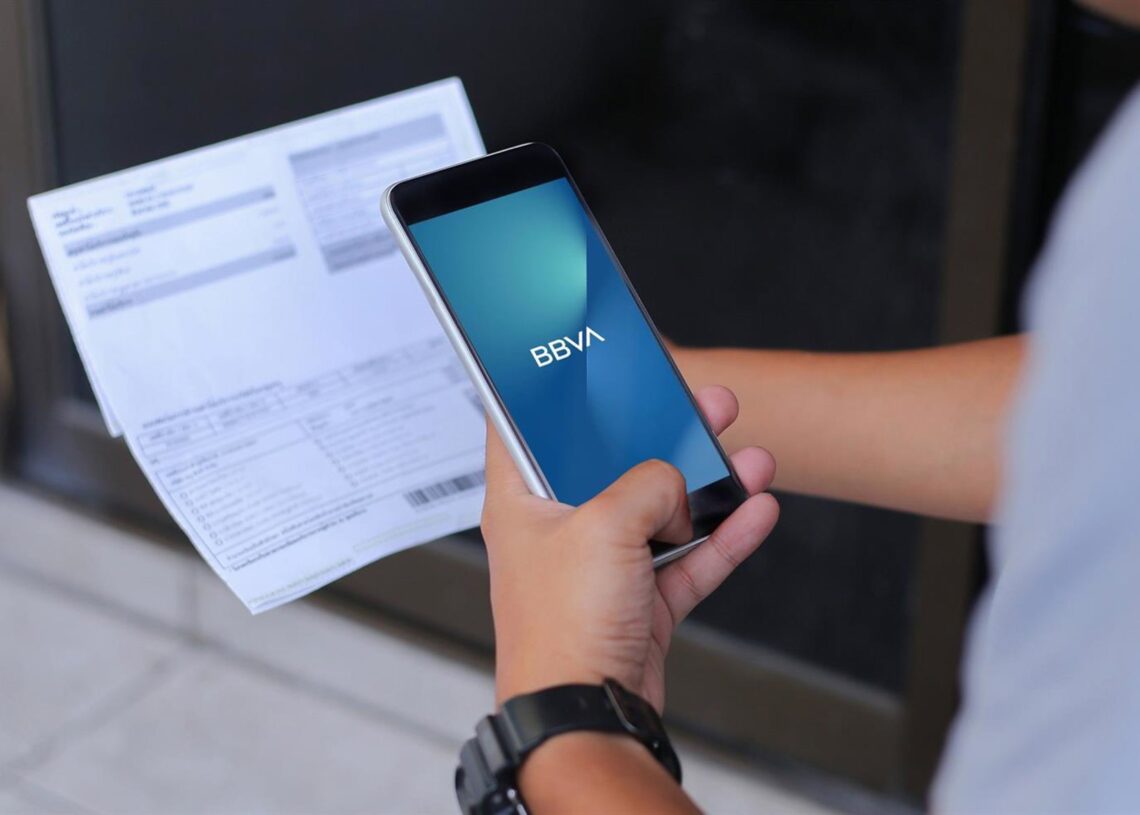 Archivo - Pago de impuestos con la app móvil de BBVA.BBVA - Archivo