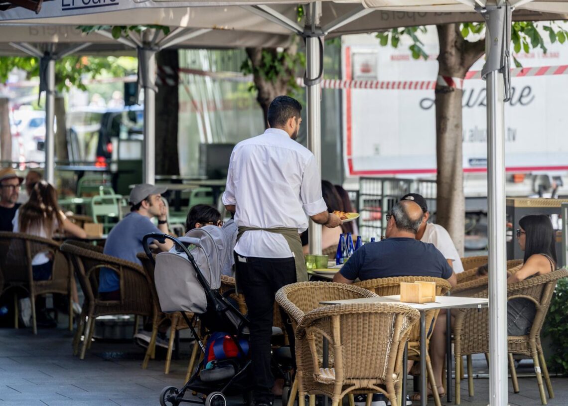 Clientes de un bar se refrescan en la terraza, a 15 de julio de 2025, en Madrid (España).Ricardo Rubio - Europa Press