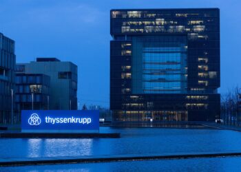 Archivo - FILED - 18 November 2021, North Rhine-Westphalia, Essen: A general view of the thyssenkrupp's headquarters before the annual press conference. German industrial engineering and steel production conglomerate thyssenkrupp AG plans to break out itsRolf Vennenbernd/dpa - Archivo
