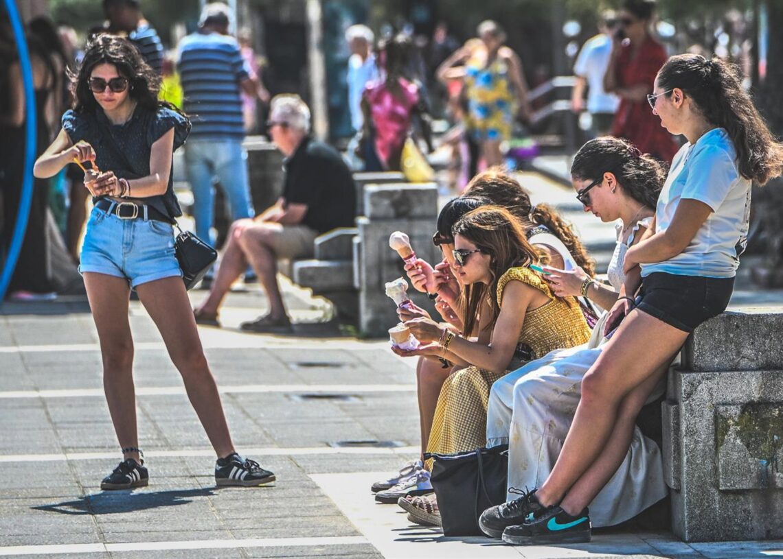 Turistas tomando un helado en la Primera playa de El Sardinero, a 10 de agosto de 2025, en Santander, Cantabria (España).Nacho Cubero - Europa Press