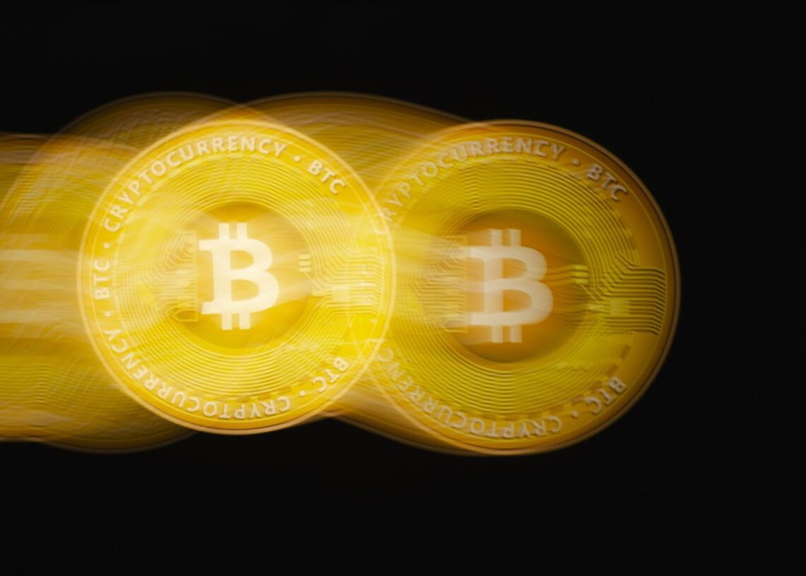 Archivo - 11 November 2024, Paraguay, Asunción: Visual representation of cryptocurrency bitcoin (BTC) is displayed on a smartphone. Photo: Andre M. Chang/ZUMA Press Wire/dpaAndre M. Chang/ZUMA Press Wire/d / DPA - Archivo