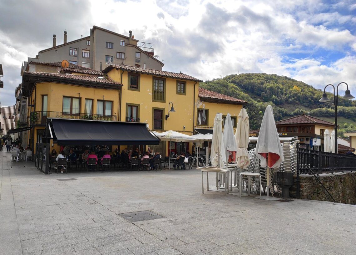 Archivo - Calles de Cangas del Narcea con terrazas hosteleras. EUROPA PRESS - Archivo