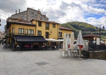 Archivo - Calles de Cangas del Narcea con terrazas hosteleras. EUROPA PRESS - Archivo