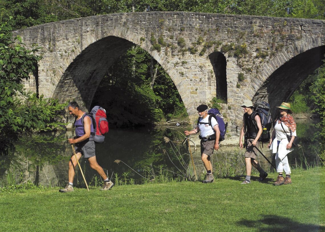 Archivo - Peregrinos del Camino de Santiago junto al puente de la Magdalena.GOBIERNO DE NAVARRA - Archivo