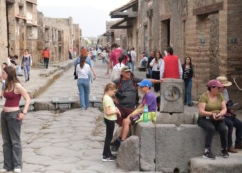 Archivo - Turistas en el yacimiento arqueológico de Pompeya, ItaliaEuropa Press/Contacto/Antonio Balasco - Archivo