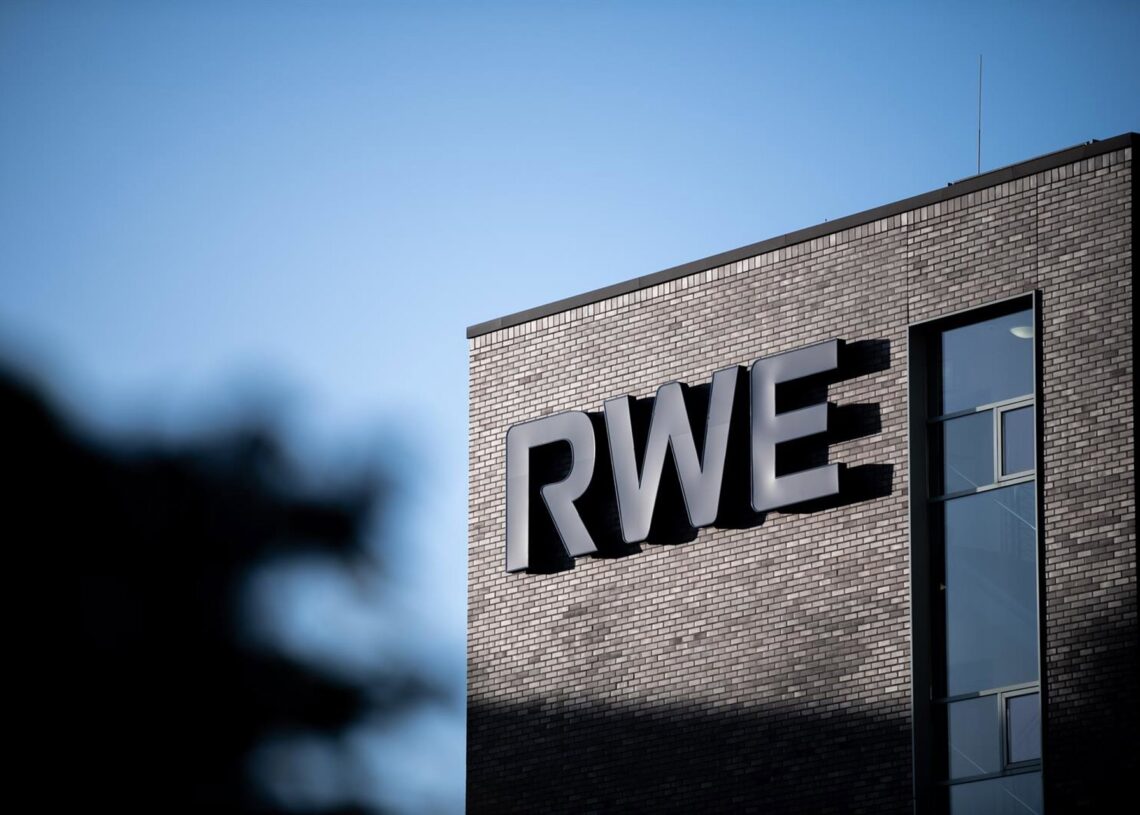 Archivo - FILED - 15 March 2021, North Rhine-Westphalia, Essen: The RWE logo can be seen on the facade of a building on the RWE campus in Essen. The German energy group RWE has secured the licence for a large wind-farm project off the coast of Australia. Fabian Strauch/dpa - Archivo
