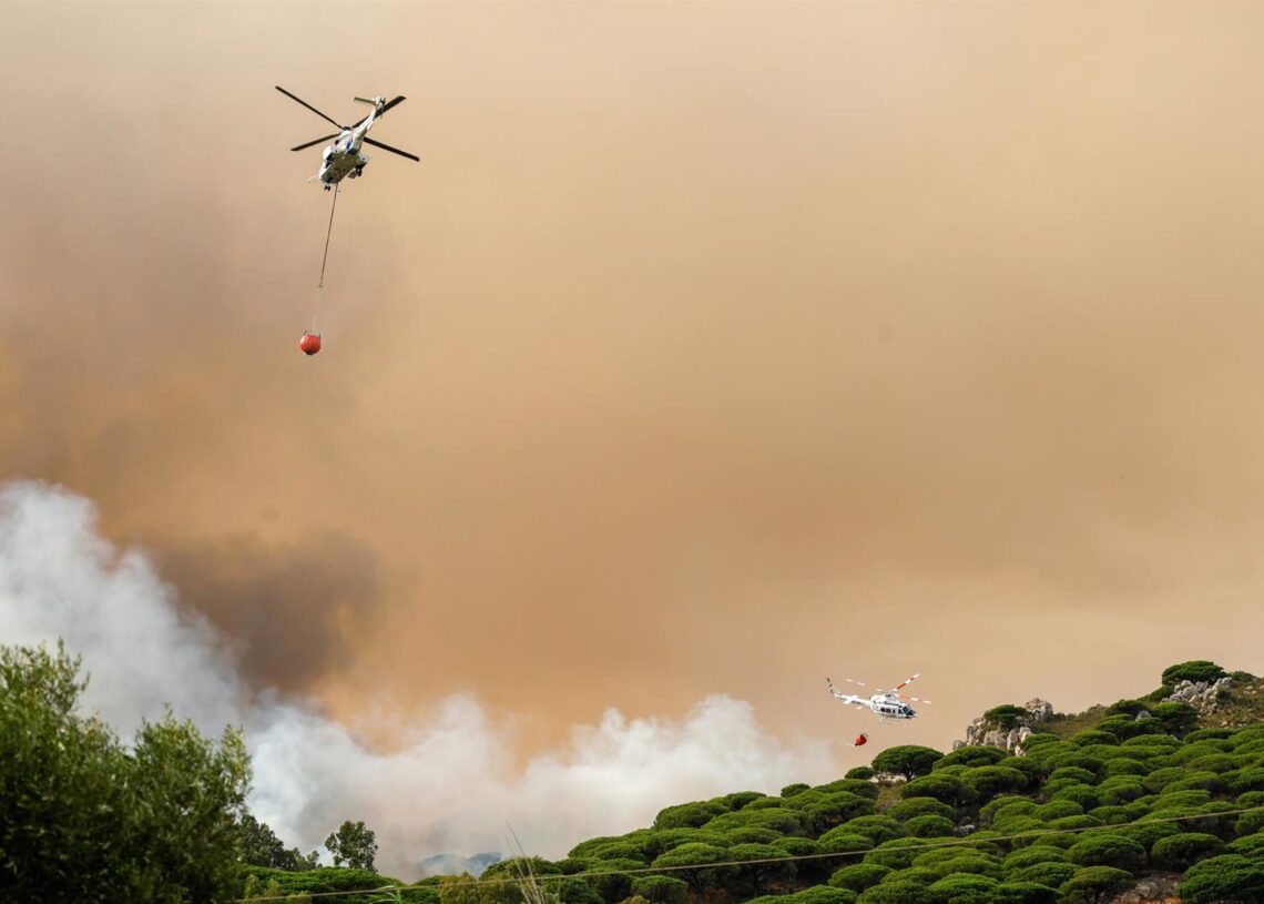 Aeronaves en el incendio del paraje La Peña. A 5 de agosto de 2025 en Tarifa, Cádiz (Andalucía, España). Los usuarios del camping Torre de la Peña en Tarifa, en la provincia de Cádiz, han sido evacuados de manera preventiva debido al incendio.Nono Rico (Europa Press)