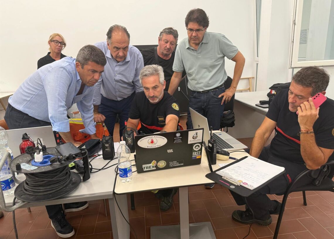 El 'president' Carlos Mazón en el puesto de mando del incendio de Teresa de Cofrentes este miércoles por la nocheGVA