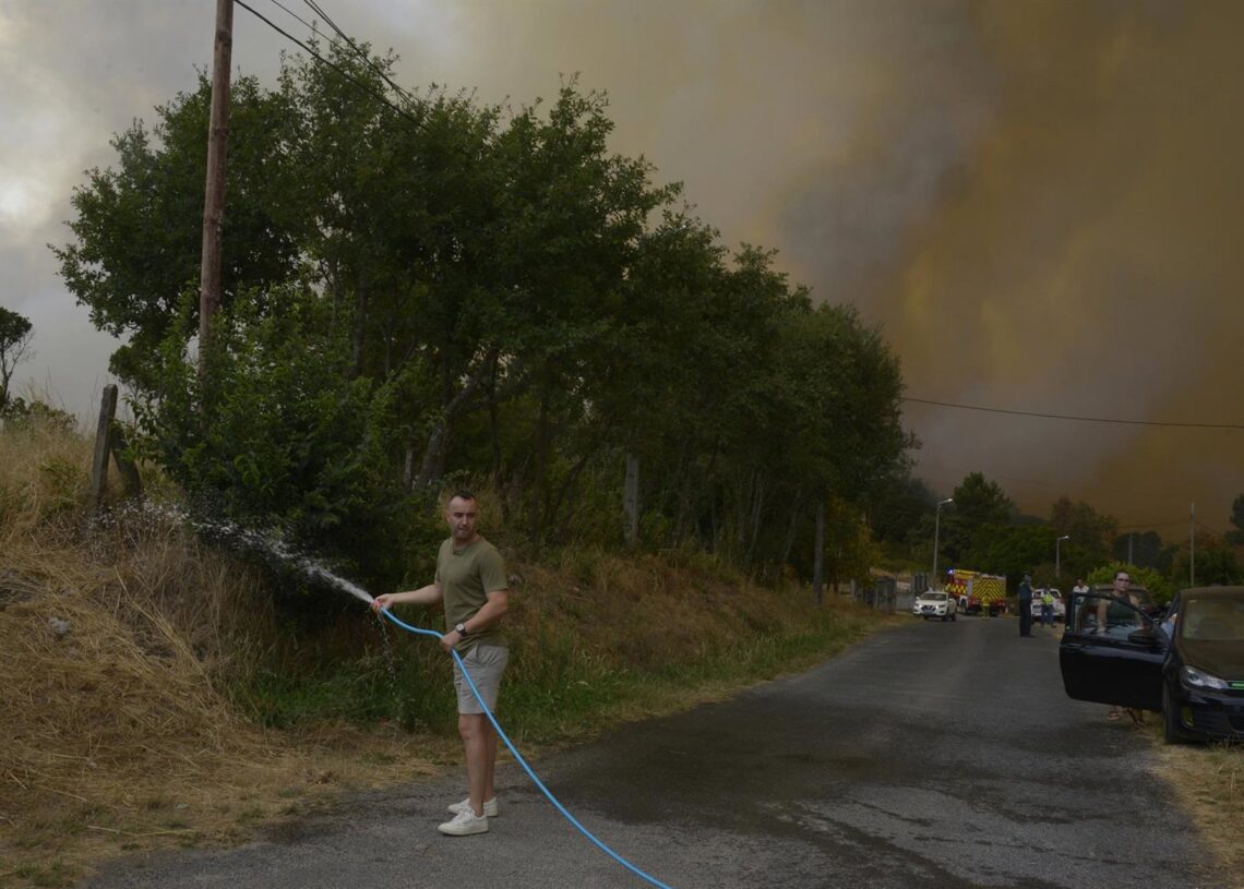 Una persona colabora en la extinción del incendio, a 12 de agosto de 2025, en Seixalbo, Ourense, Galicia (España). La Xunta ha decretado el nivel 2 de emergencia a nivel provincial en Ourense por grandes incendios que, en conjunto, calcinan alrededor de 4Rosa Veiga - Europa Press
