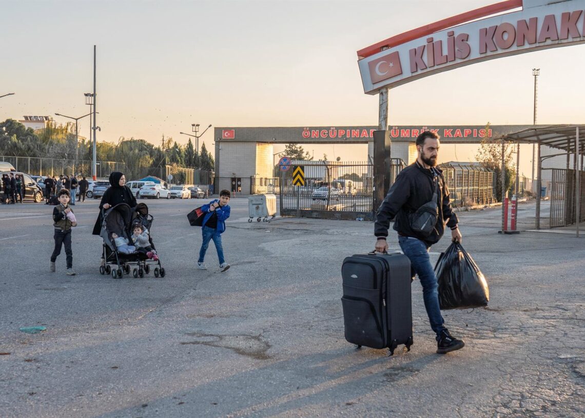 Archivo - Imagen de archivo de refugiados sirios cruzando a Siria desde TurquíaAhmed Deeb/dpa - Archivo