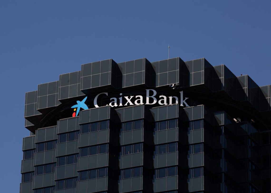 Archivo - Fachada de la sede de CaixaBank en la Avenida Diagonal de BarcelonaDavid Zorrakino - Europa Press - Archivo