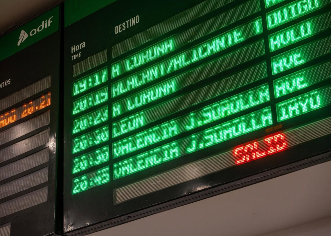 Un cartel informativo, en la Estación de Chamartín Clara Campoamor, a 12 de agosto de 2025, en Madrid (España). Ha sido restablecida la circulación de trenes entre Santiago y Ourense, tras permanecer cortada desde las 13,45 horas por un incendio en las inGabriel Luengas - Europa Press