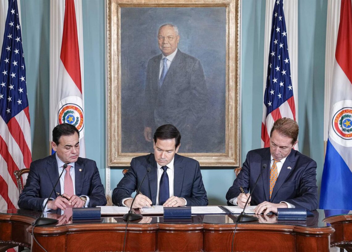 El secretario de Estado de EEUU, Marco Rubio, firma un acuerdo de cooperación migratoria con su homólogo de Paraguay, Rubén Ramírez Lezcano, y el subsecretario de Seguridad Nacional de EEUU, Troy EdgarDEPARTAMENTO DE ESTADO DE EEUU