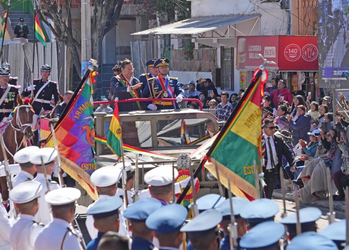 El presidente de Bolivia, Luis Arce, subido a un vehículo en el día de conmemoración de las Fuerzas ArmadasEuropa Press/Contacto/Javier Mamani