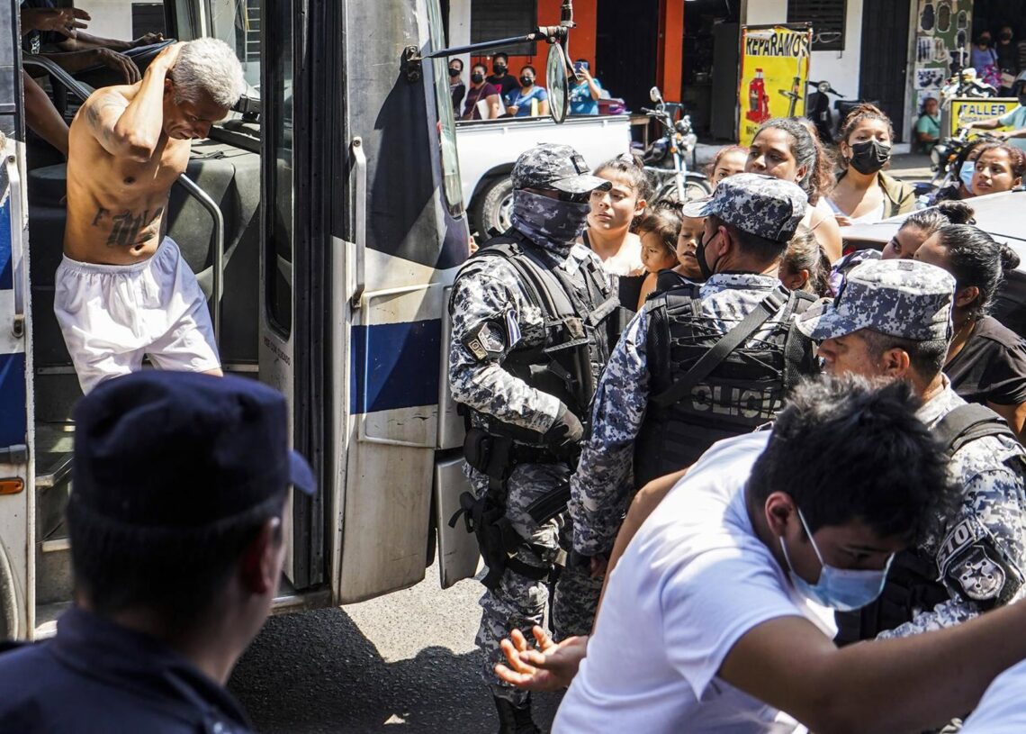 Archivo - Policías escoltan a presuntos pandilleros a un centro de detención en El SalvadorEuropa Press/Contacto/Camilo Freedman - Archivo
