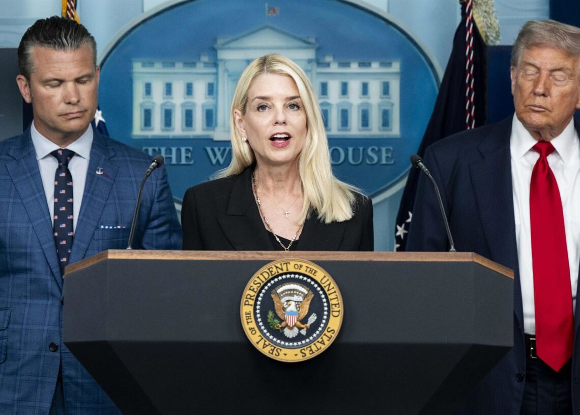 La fiscal general de EEUU, Pam Bondi, en el centro, escoltada por el jefe del Pentágono, Pete Hegseth, y el presidente, Donald Trump  Europa Press/Contacto/Michael Brochstein