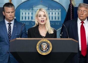 La fiscal general de EEUU, Pam Bondi, en el centro, escoltada por el jefe del Pentágono, Pete Hegseth, y el presidente, Donald Trump  Europa Press/Contacto/Michael Brochstein