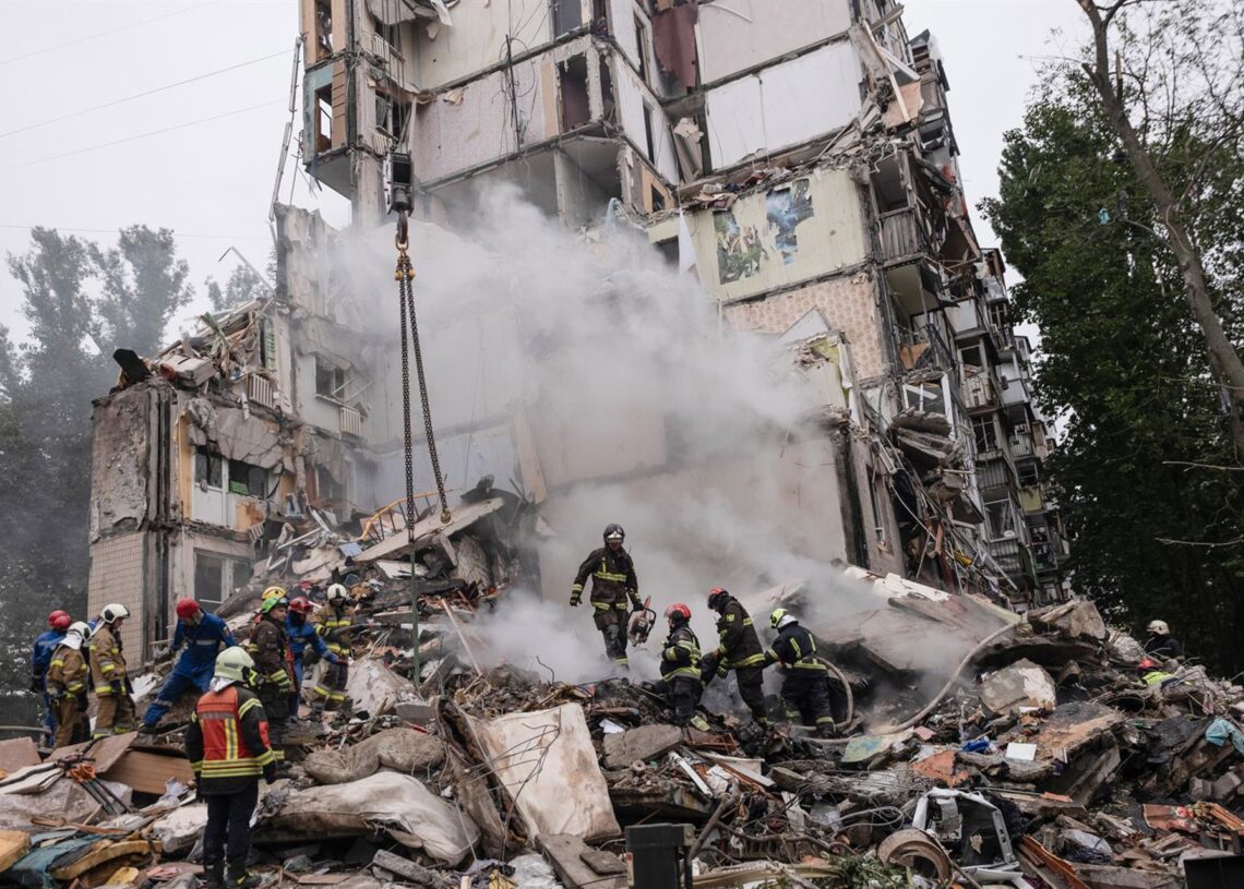 Los servicios de emergencia trabajan entre los escombros de un edificio bombardeado en KievSvet Jacqueline/ZUMA Press Wire/ DPA