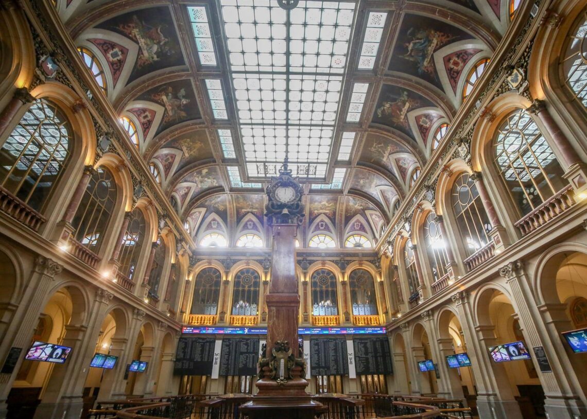 Archivo - El interior de la Bolsa de Madrid (España), a 5 de enero de 2021. El Ibex 35 cedía un 0,32% en la media sesión de este martes, en la que se colocaba en los 8.072,9 puntos, en un contexto marcado por el avance del Covid-19 y su impacto económico,Ricardo Rubio - Europa Press - Archivo