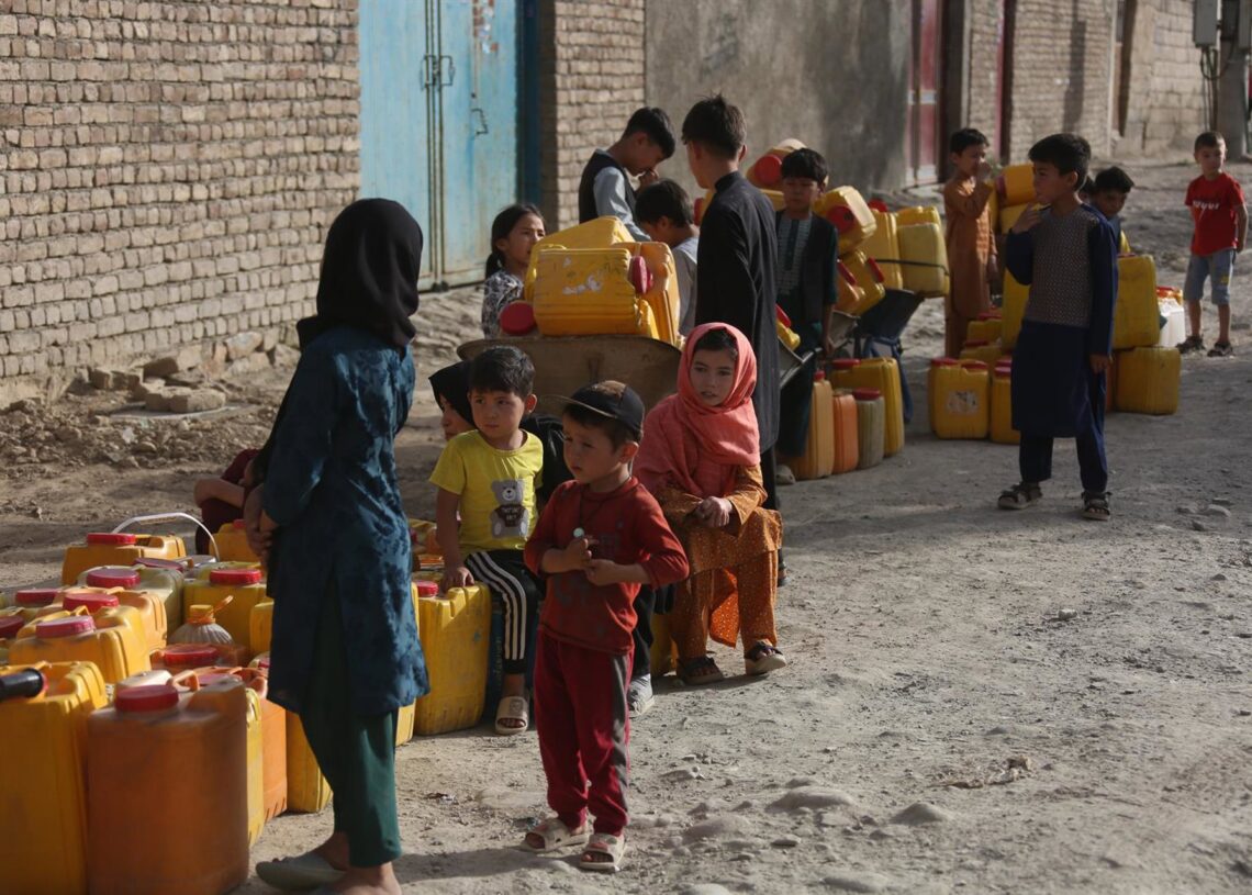 Un grupo de niños hace cola en Kabul para recoger aguaEuropa Press/Contacto/Saifurahman Safi